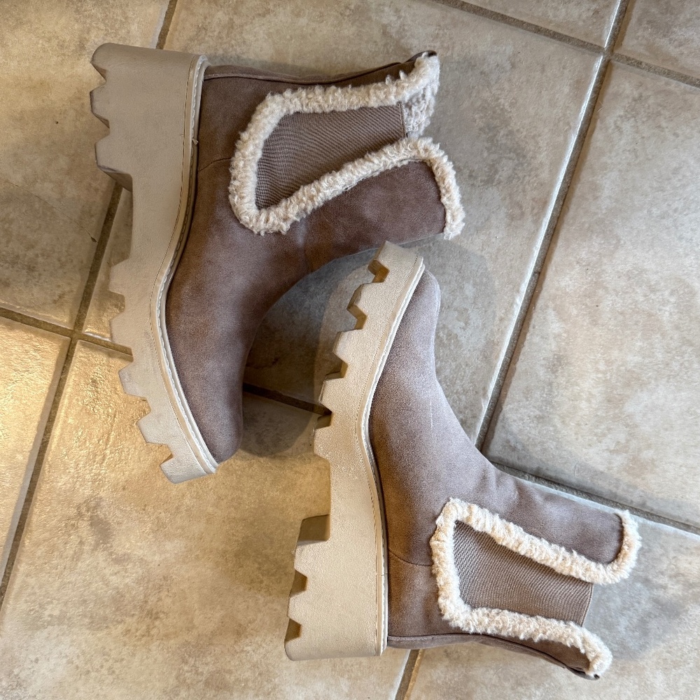 Dolce Vita - lug boots - fur trimmed